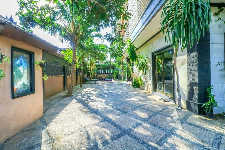 Hostal Oyo 1836 Aeena Village
