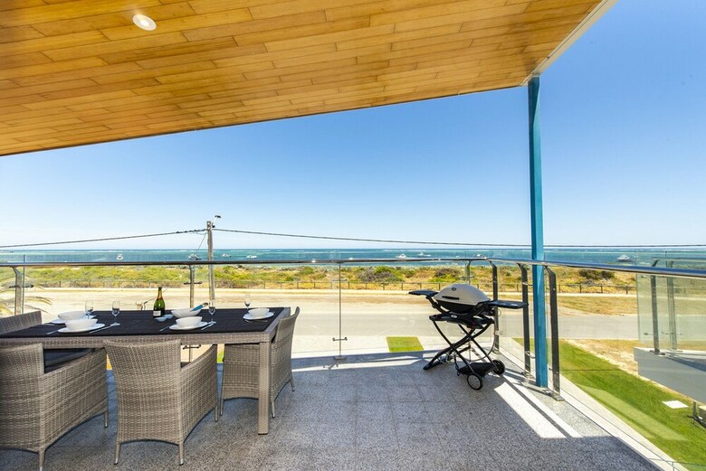 Ocean Sunset - Luxury Apartment With Ocean Views
