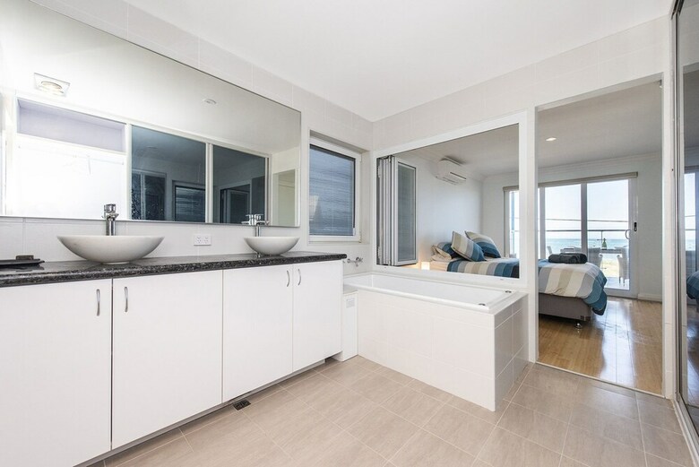 Ocean Sunset - Luxury Apartment With Ocean Views