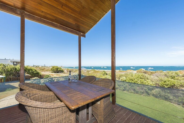 Wave House - Beach Front Lancelin
