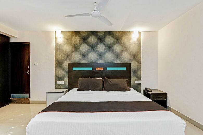 Collection O 50126 Hotel Sk Elegance