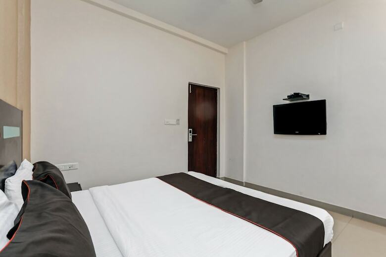 Collection O 50126 Hotel Sk Elegance