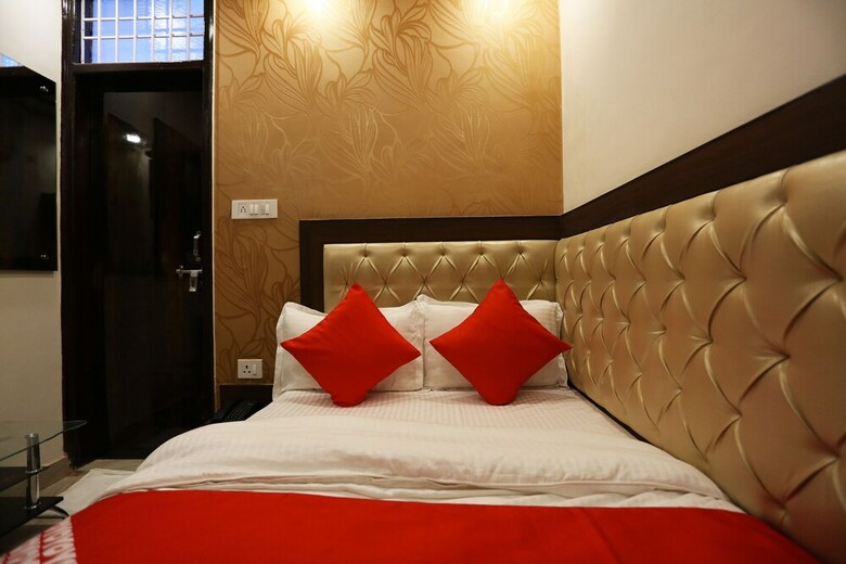 Oyo 44535 Mona Regency Hotel And Banquets