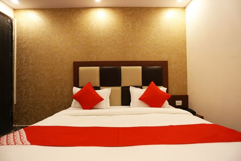 Oyo 44535 Mona Regency Hotel And Banquets