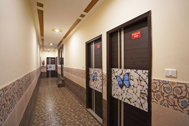 Hotel Oyo 46922 Qlark White Palace