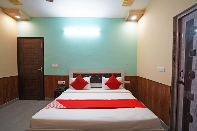 Hotel Oyo 46922 Qlark White Palace