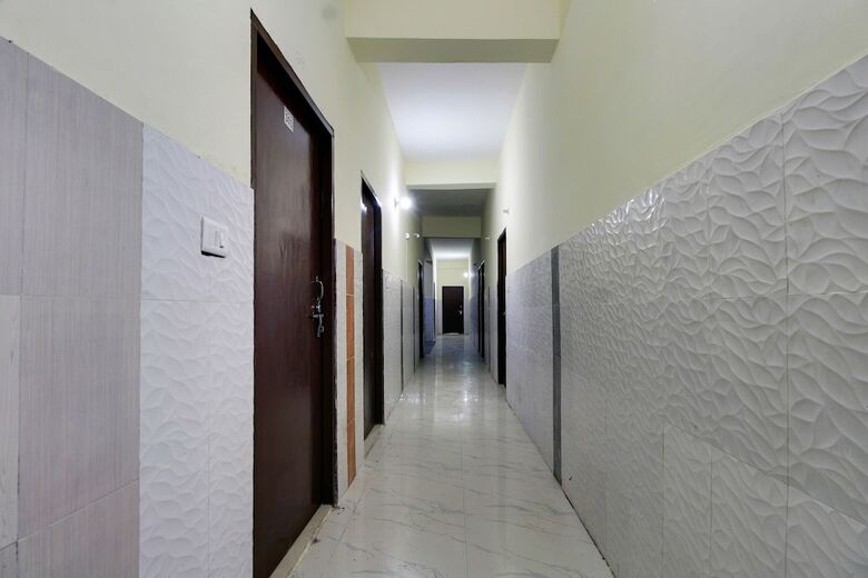 Hotel Oyo 47625 Shri Krishna Dham
