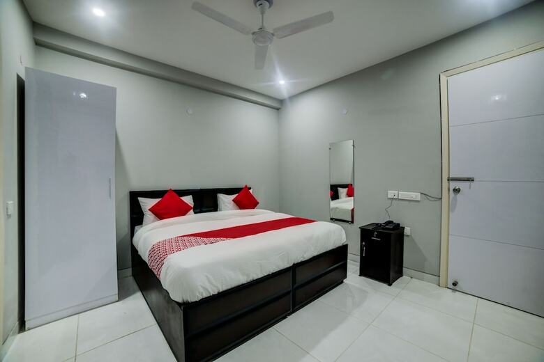 Hotel Oyo 28073 Shiva Residency