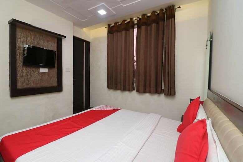 Oyo 24723 Hotel Atul Palace