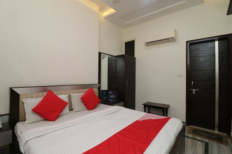Oyo 24723 Hotel Atul Palace