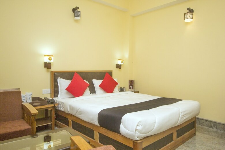 Capital O 61801 Hotel Regal Residency