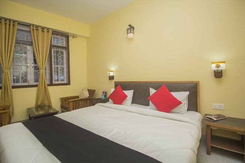 Capital O 61801 Hotel Regal Residency