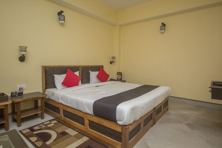 Capital O 61801 Hotel Regal Residency