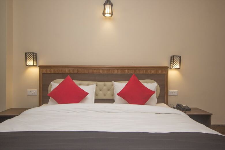 Capital O 61801 Hotel Regal Residency