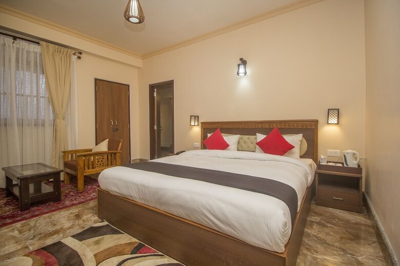 Capital O 61801 Hotel Regal Residency