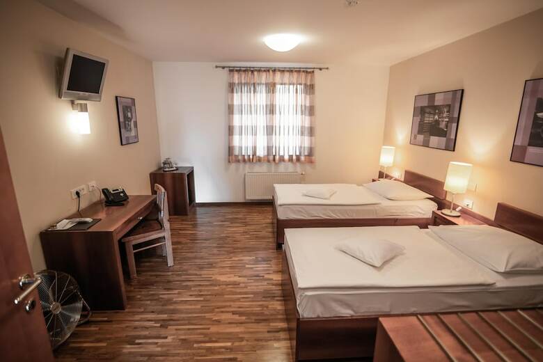 Hotel Dvor Jezer?ek Brnik