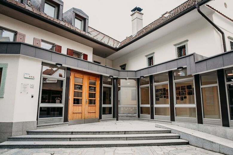 Hotel Dvor Jezer?ek Brnik