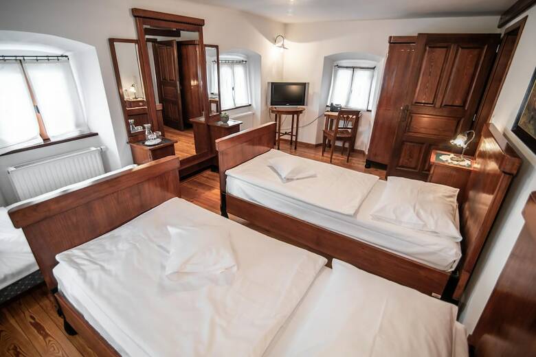 Hotel Dvor Jezer?ek Brnik