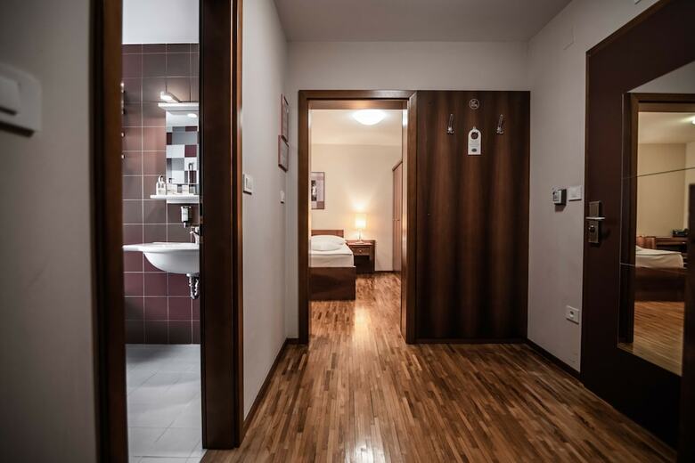 Hotel Dvor Jezer?ek Brnik