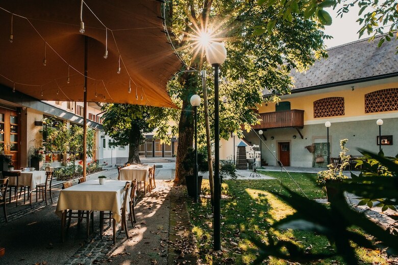 Hotel Dvor Jezer?ek Brnik