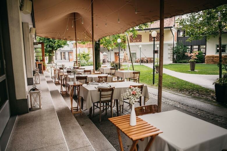 Hotel Dvor Jezer?ek Brnik