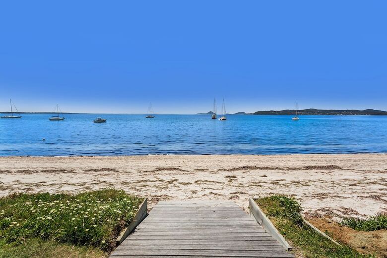Delphini 1 - Salamander Bay