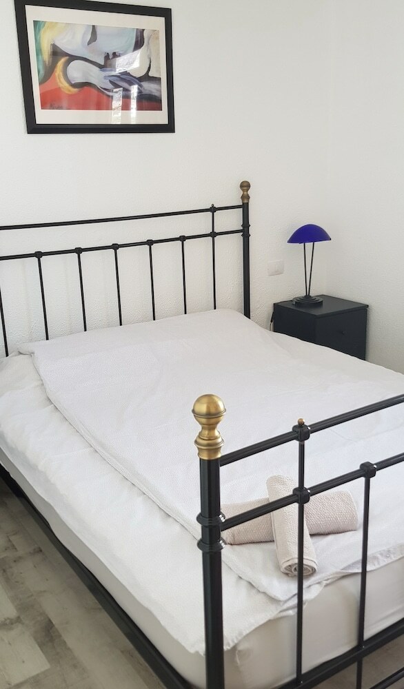 2 Bedroom Apartment 2 Min From Beach