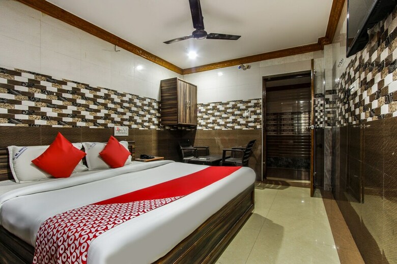 Oyo 61148 Cm Hotel