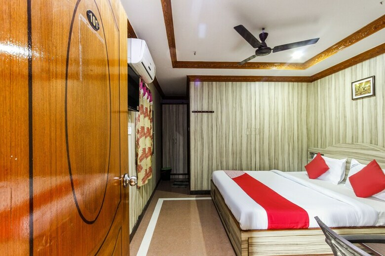Oyo 61148 Cm Hotel