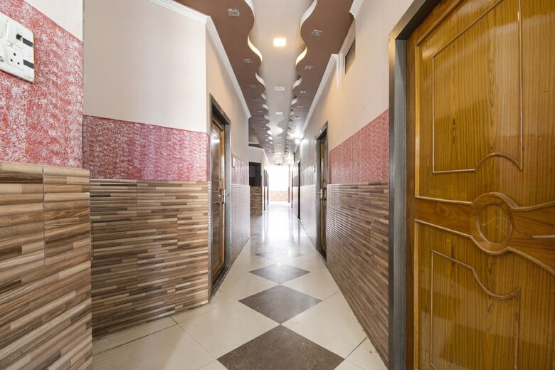 Spot On 62318 Rajhamsa Hotel