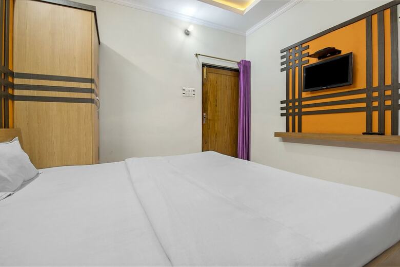 Spot On 62318 Rajhamsa Hotel