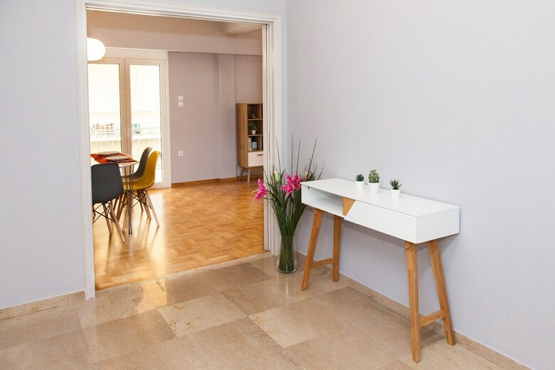 Stylish And Bright Apartment In Athens