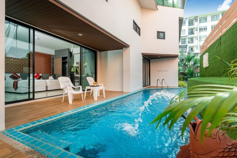 Hotel The Thames Pool Access Resort