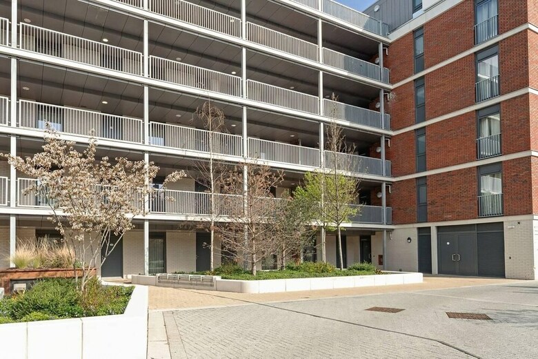 Spacious & Contemporary 1br Canalside Apartment