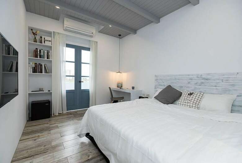 Hotel Blue White