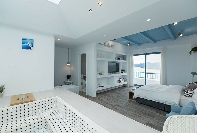 Hotel Blue White