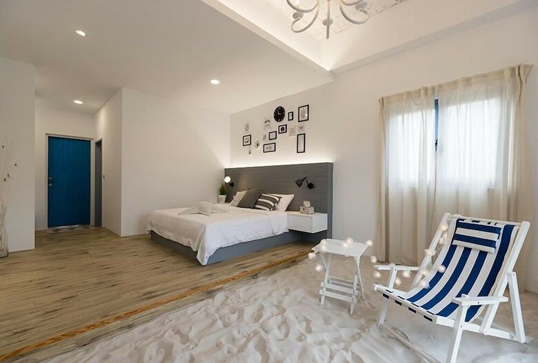 Hotel Blue White