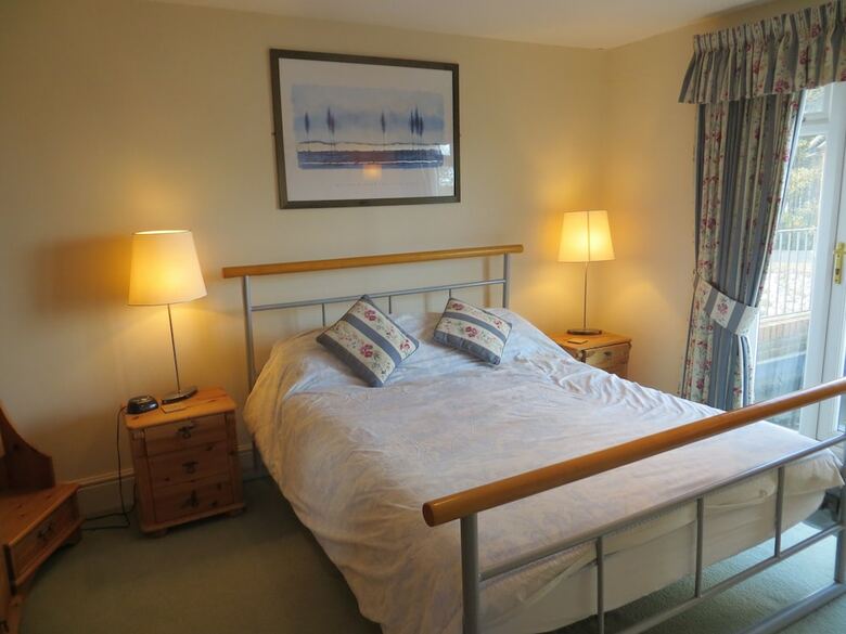 Shorelarks ..... 2 Minutes Walk To Beach