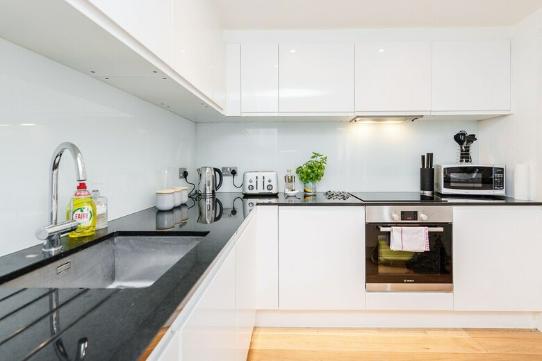 Large Windsor Apartment Free Parking