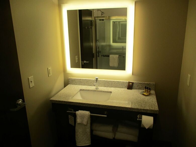 Best Western Plus Lakeview Hotel