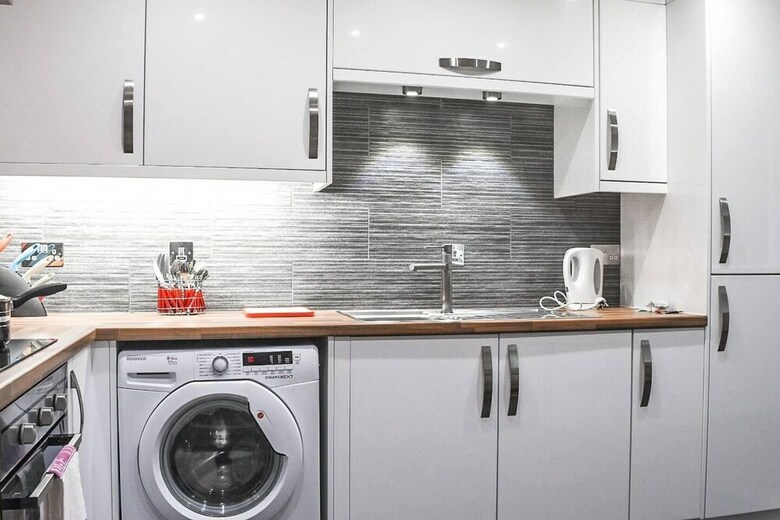 Modern And Bright 1 Bedroom Apartment