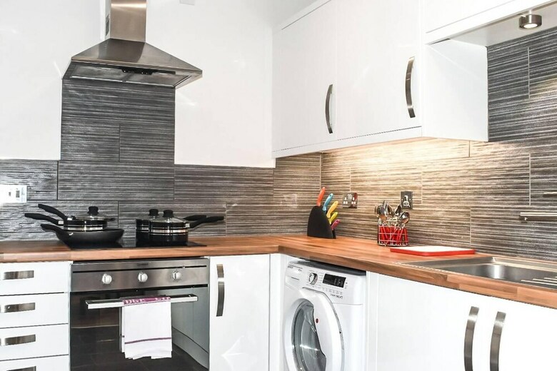 Modern And Bright 1 Bedroom Apartment