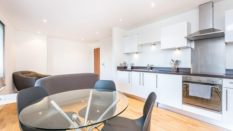 Amazing Apartment With Waterside Views!