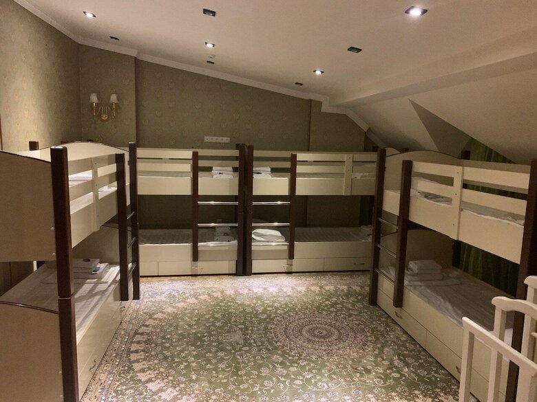 Hostal Eleon Hotel