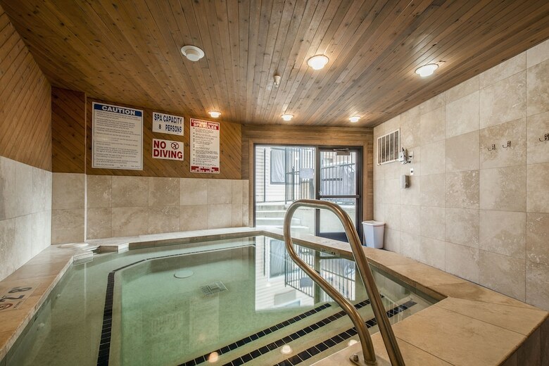 Carriage House Condominiums By All Seasons Resort Lodging