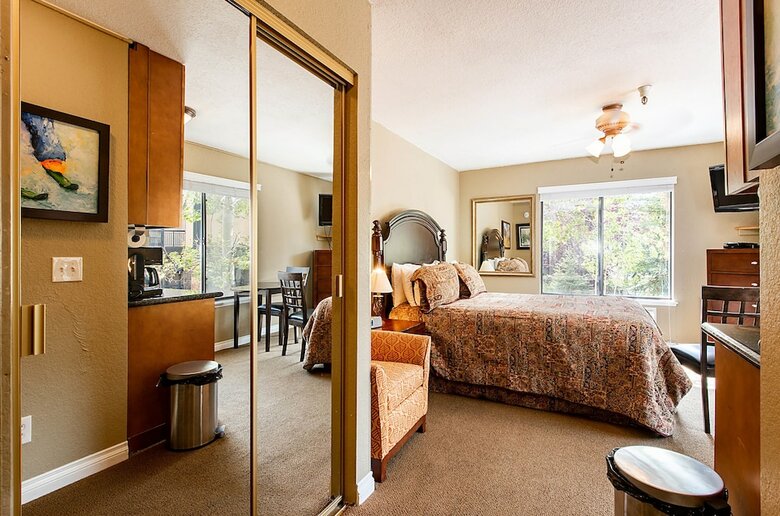 Carriage House Condominiums By All Seasons Resort Lodging