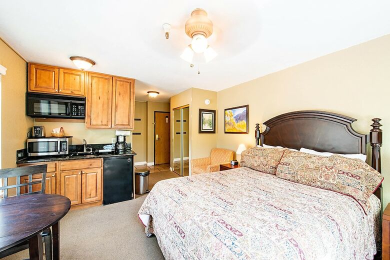 Carriage House Condominiums By All Seasons Resort Lodging