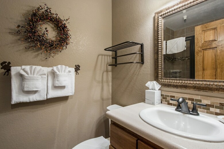 Carriage House Condominiums By All Seasons Resort Lodging