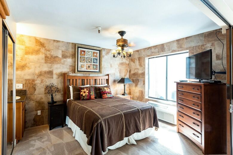 Carriage House Condominiums By All Seasons Resort Lodging