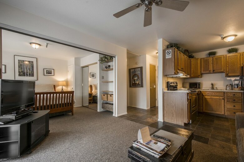 Carriage House Condominiums By All Seasons Resort Lodging